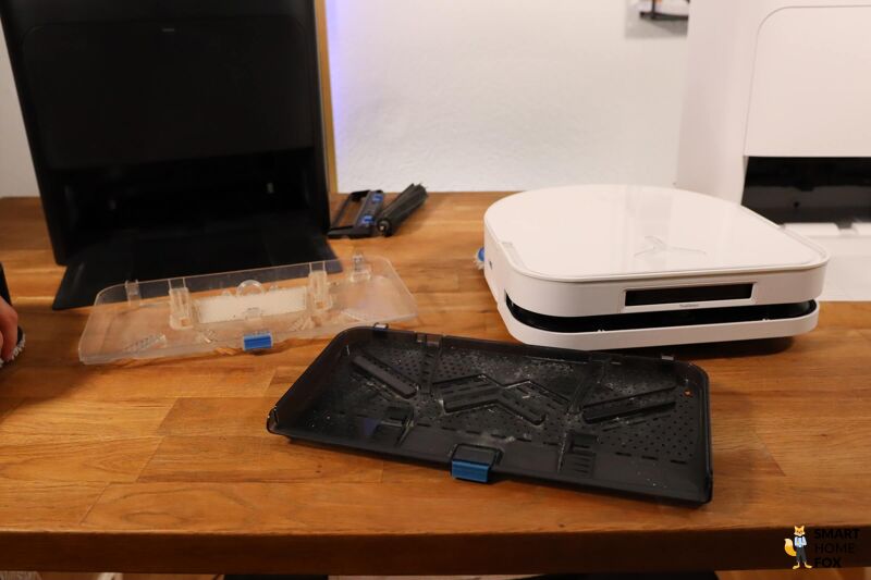 Die Wischwanne der OMNI Station beim DEEBOT X2 und DEEBOT X5 wird entnommen.